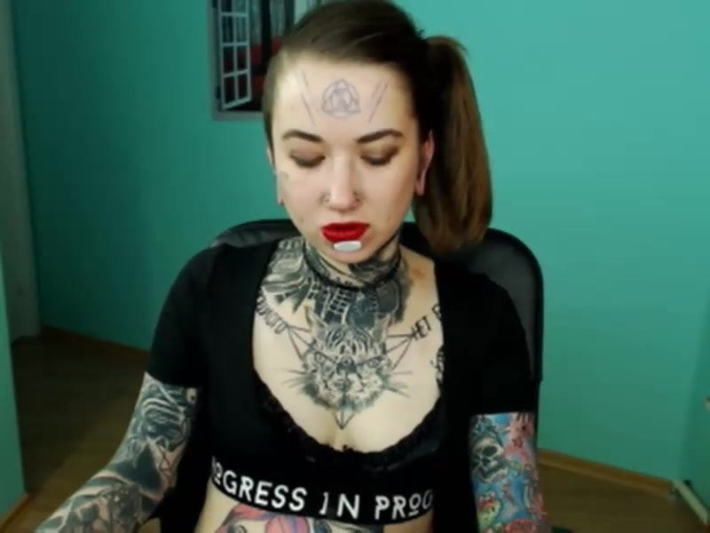 Tetovirana dama na web kameri