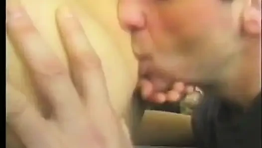 Cewek asia toket kecil yang hot lagi asik ngentot memek berbulunya di meja biliar!