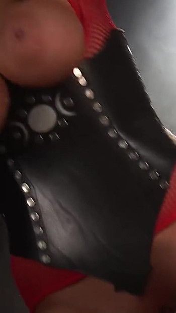 Moment puissant de « Sexe femdom en latex avec une esclave à grosse bite par la MILF dominatrice Jasmine Black »