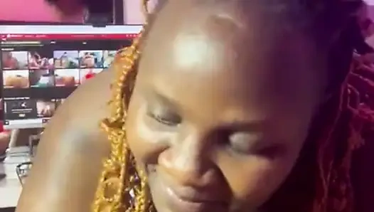 Даю ему глубокие поцелуи в глотку