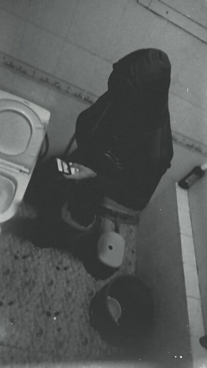 ฉันเห็นทุกอย่างที่ลูกเลี้ยงชายของฉันทําในห้องน้ําในกล้อง