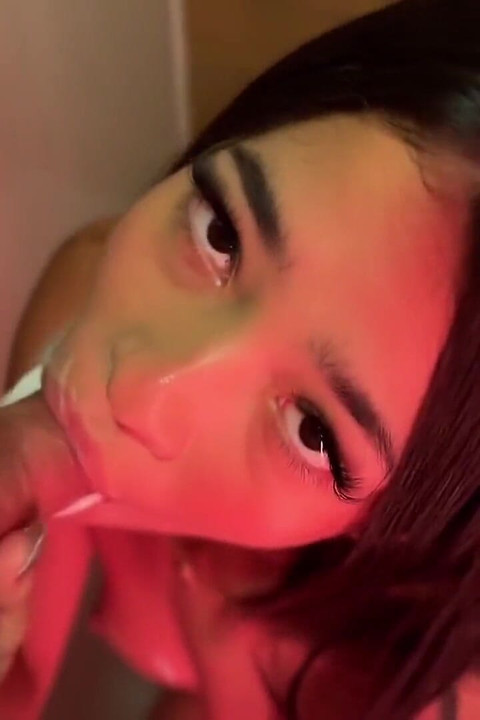 รูมเมทของกูแอบดูกูขณะอาบน้ํา! กูจับเขาได้และดูดควยเขา