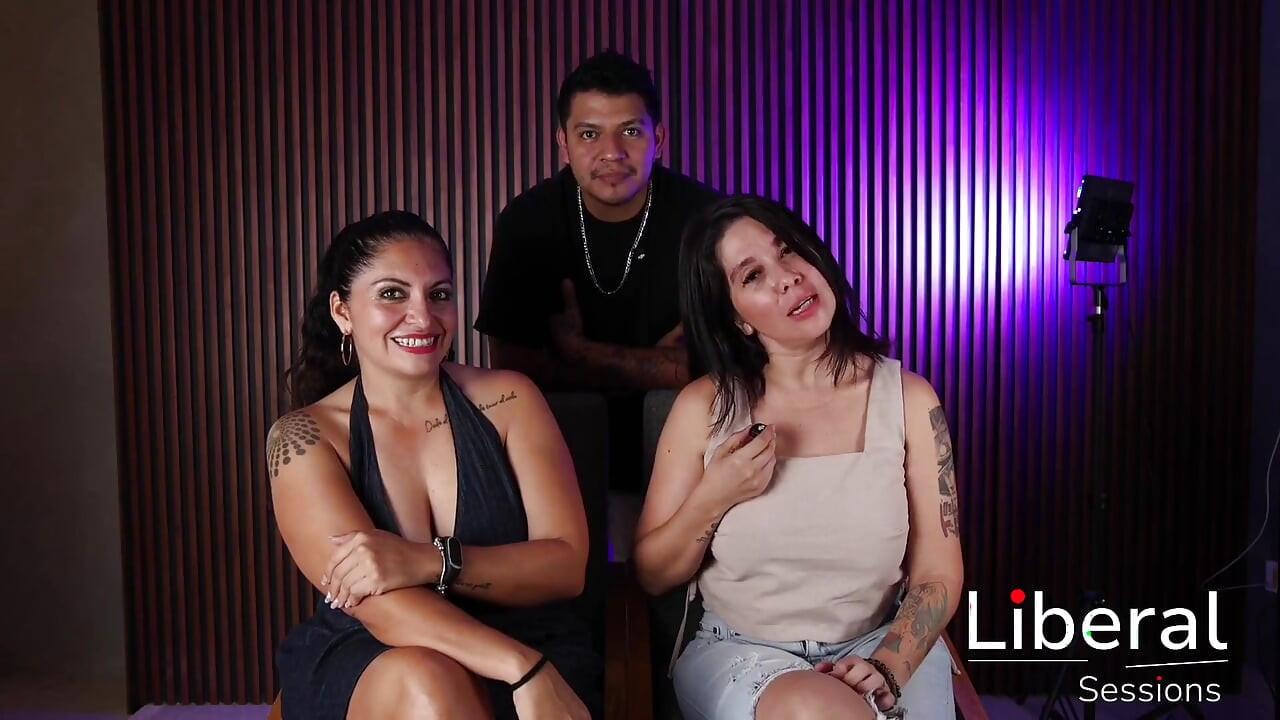 Duas esposas gostosas com peitões fodidas em orgia