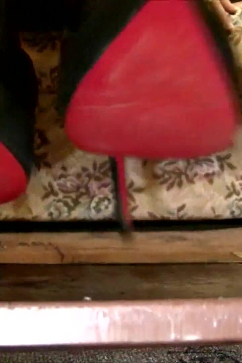 Vintage_Sewing на швейной машине моей бабушки в черных колготках и замше Louboutins