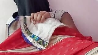 Masturbando vestindo um sari