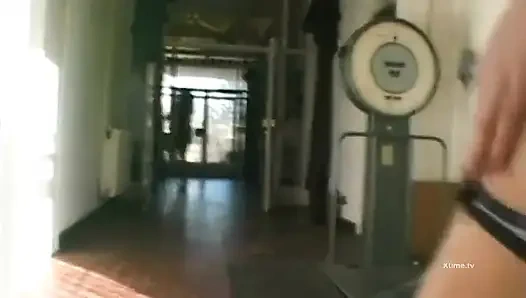 Cewek sange ini lagi asik nyepong kontol besar sampai wajahnya menganga lebar