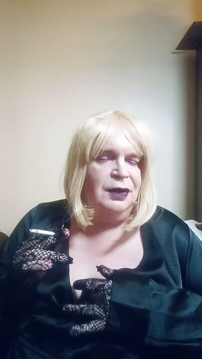 BBW TV fumando un cigarrillo superslim y probándose guantes