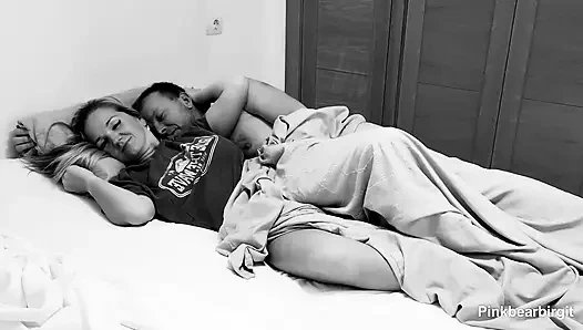 Tante seksi yang sange ini berusaha untuk nggak crot di tengah malam!