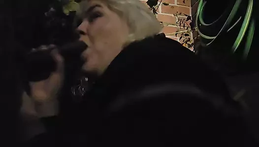 Chupando su polla afuera