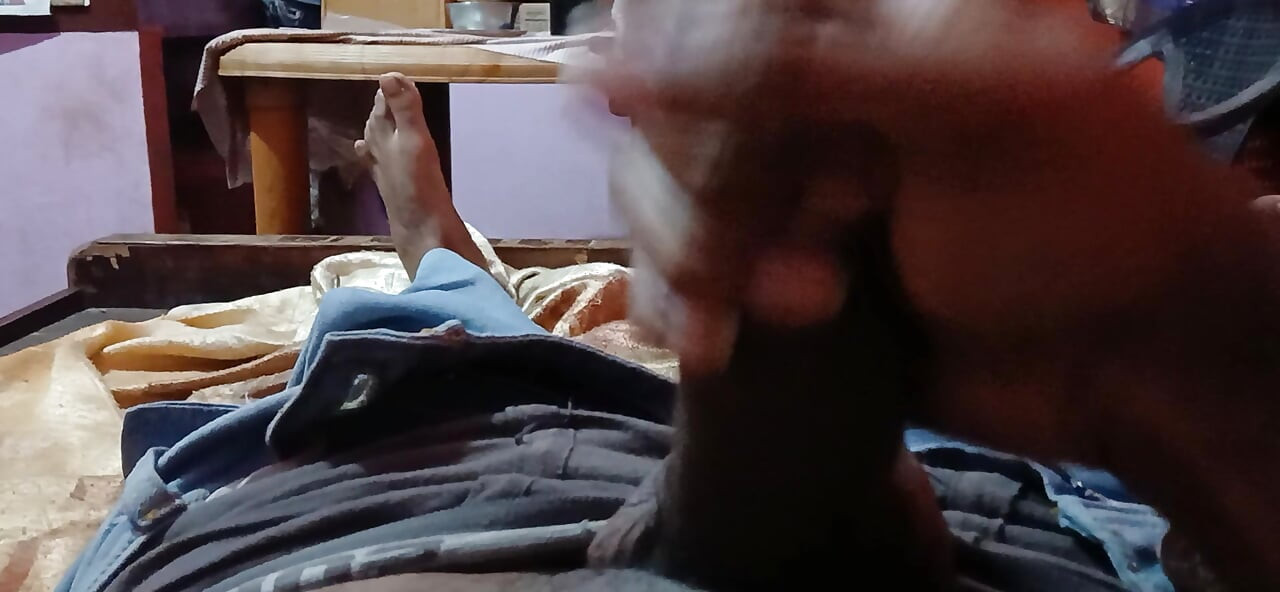 Sessão amadora de punheta na cama, só ele e o pau. Punheta caseira do pau grande do papá, trabalho manual amador. Pau grande do papá