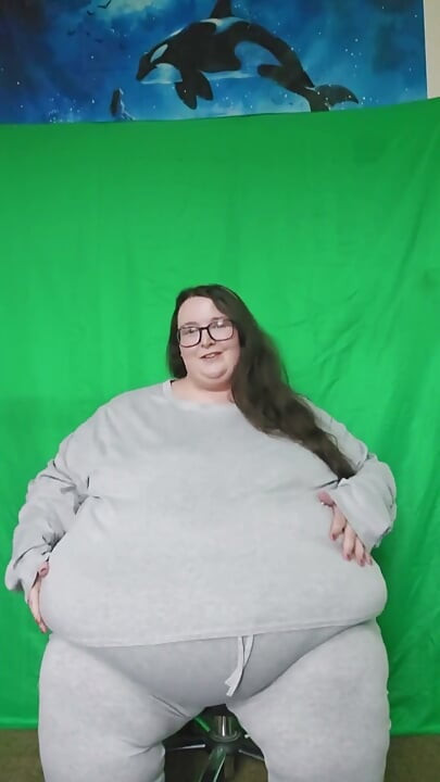 Deusa SSBBW gorda experimentando roupas