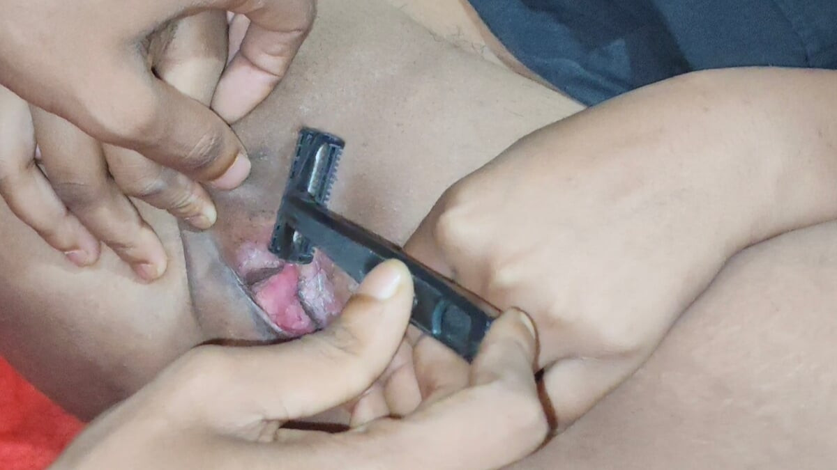 The brother-in-law cut off the hair of the village sister-in-law. He said that if he drops the hair, he will let him fuck her.