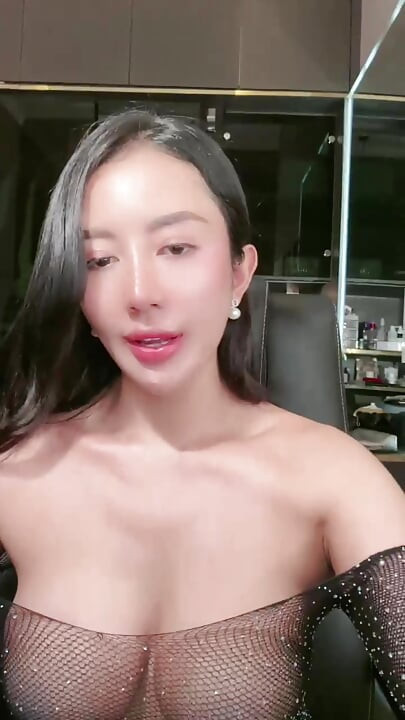 A BEAUTIFUL GIRL WHO LIKES TO BE WHILE ON A VIDEO CALL WITH HER BOYFRIEND