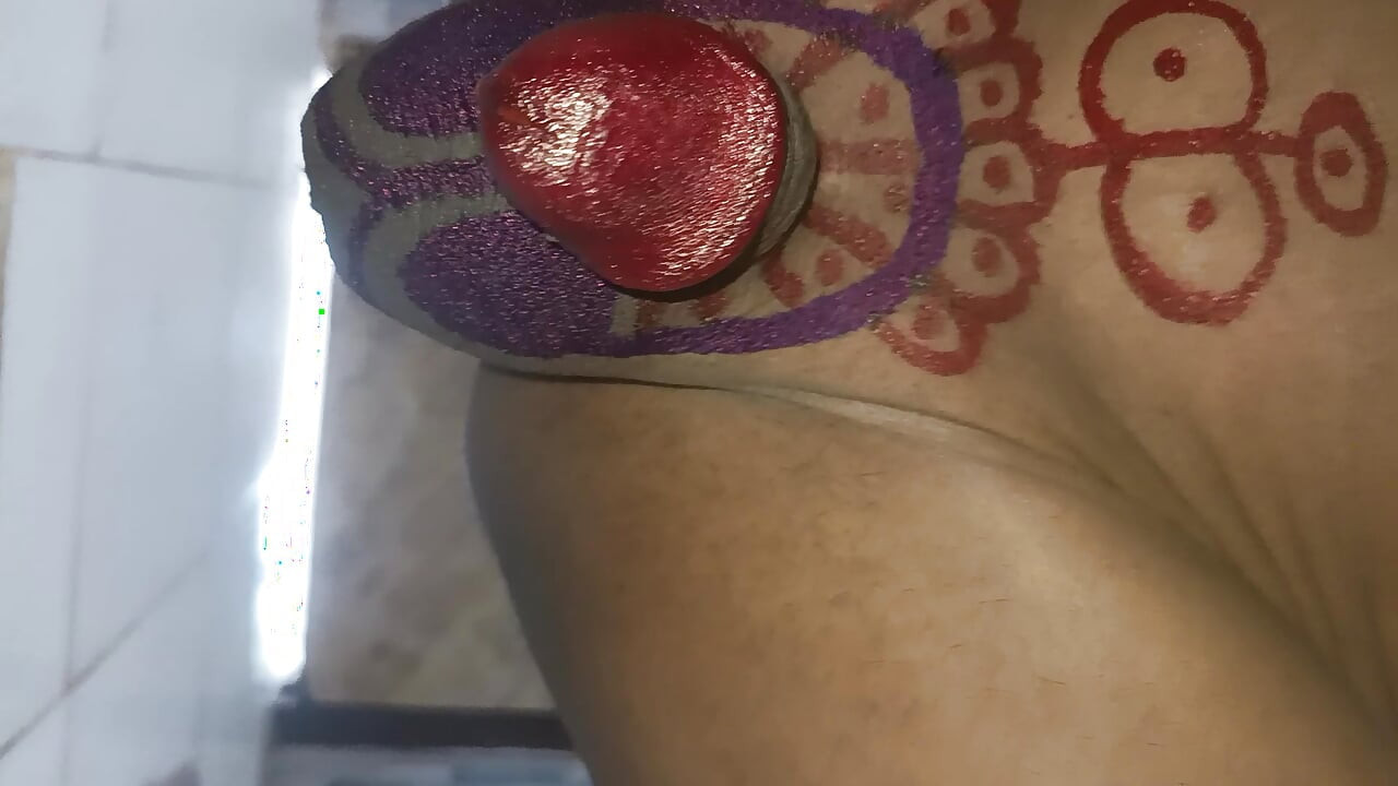 A meia-irmã coloriu o pênis e os testículos