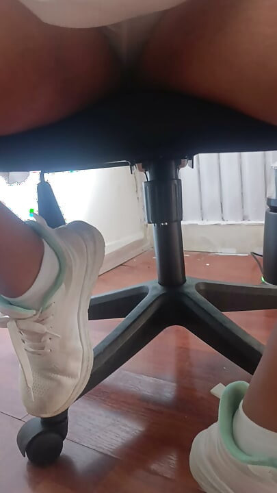Mi secretaria me está dando la vuelta en la oficina.