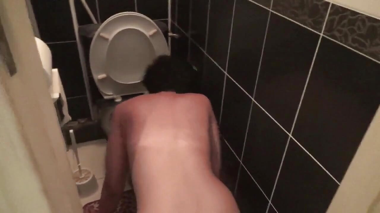 Kate te tachinează dezbrăcându-te și linge toaleta