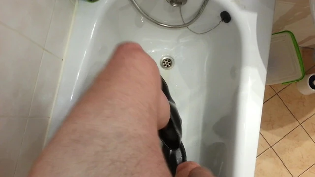 Bepisste Gummistiefel anziehen