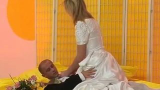 Жених трахает его вкусную невесту