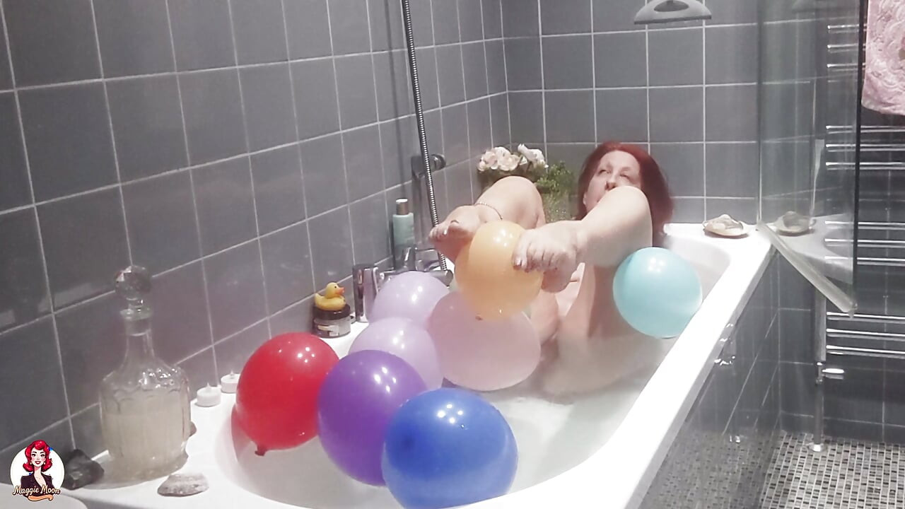 Tomando banho e brincando com balões