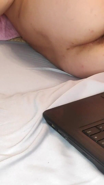 Okouzlující okamžik z "Milfka sleduje porno a masturbuje kundičku, připoj se?"