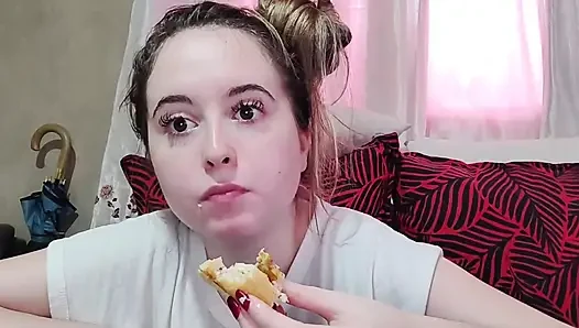 Memakan sandwich omelet dengan tomat ceri