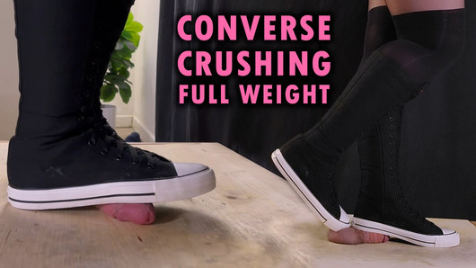 Une bite écrase son poids dans des chaussures High Converse - bootjob, shoejob