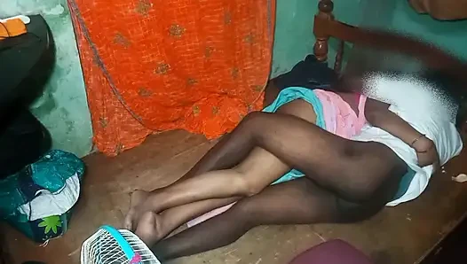 Kerala evli kadın kocasının arkadaşıyla seks yapıyor