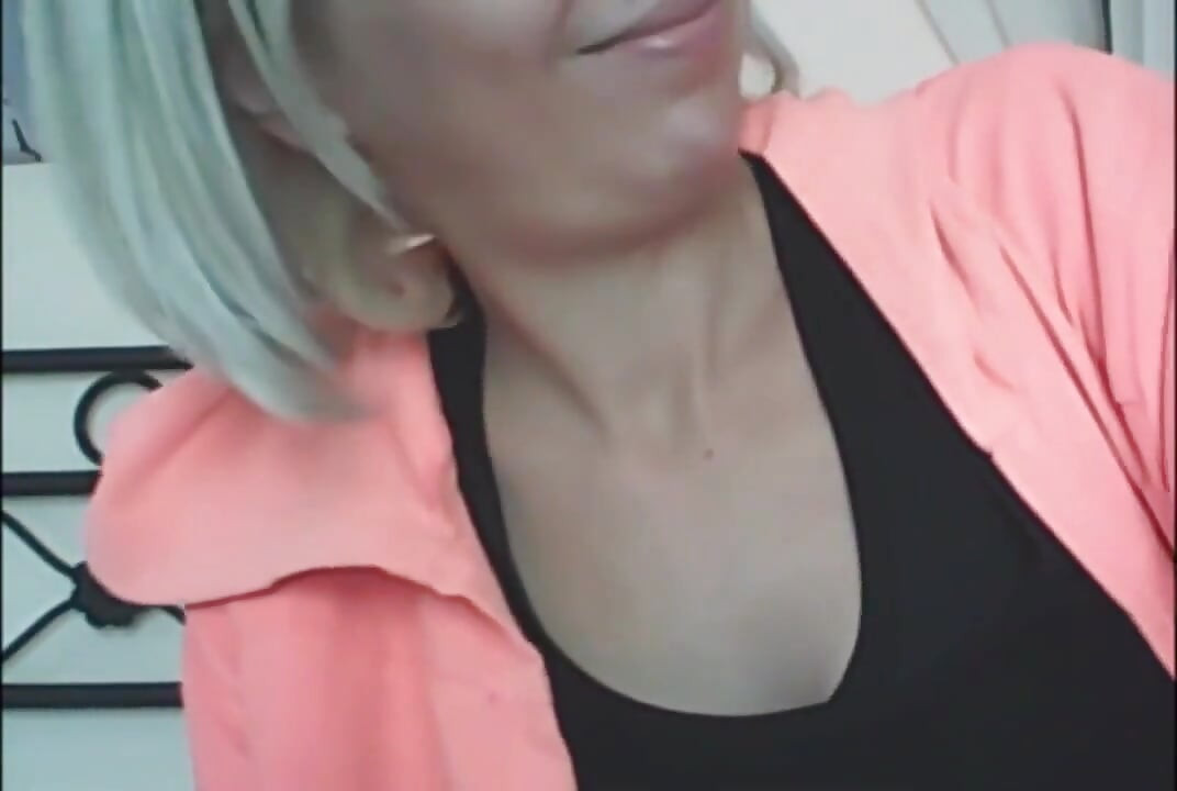 Te juro con mi amiga Nicoletta Embassi, mostrándote mis tetas y hablando realmente vulgarmente. Somos dos amigos traviesos