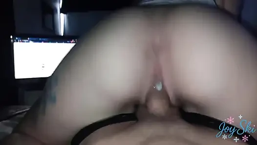 Cewek cantik ini minum banyak susu