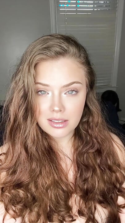 Nahka-MILF-domina myy sissy-poikansa roolileikissä