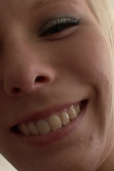 Uległa elastyczna blondynka wiercona