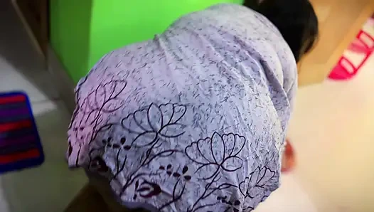 Sabrita Ne Bistar Ki под Fas Gya Jab, Unki Gar, Safai Kar Rahi Tha - индийская горячая застряла под кроватью, когда она была чистой в комнате