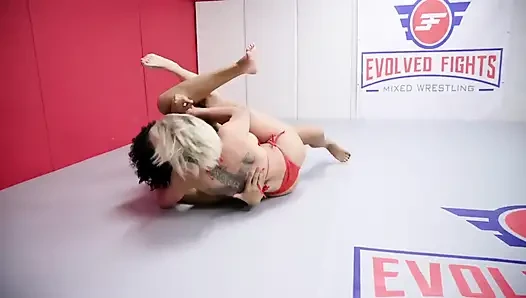 Женская борьба Daisy Ducati и Dee Williams
