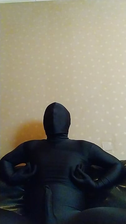 I masturbated comfortably with no makeup, muzzle and nose hook, and full body tights!