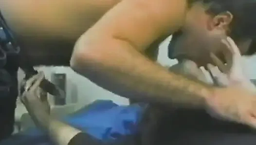 Zierliche blondine lutscht schwanz und nimmt dann einen dildo