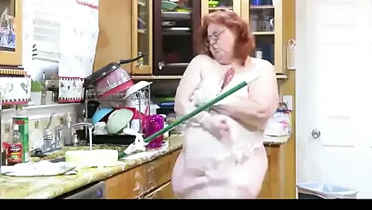 İstenilen video büyük şişman anne orta yaşlı seksi kadın onunla edepsizce konuşurken mutfağı süngeriyle temiziyor