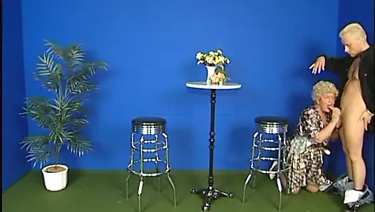 Зрелая сучка получает два члена, один за одним