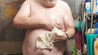 DavidBigBottom tomando una ducha