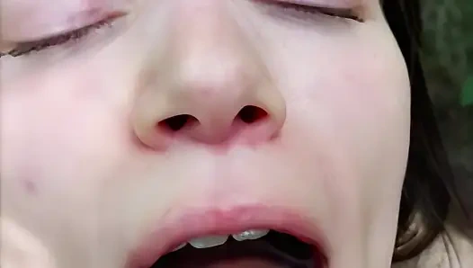 Cumshot di mulut gerakan lambat 60fps