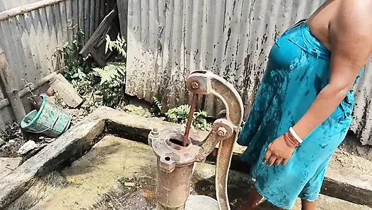 Desi pados ki bhabhi ko nahate samay land Chus aaya