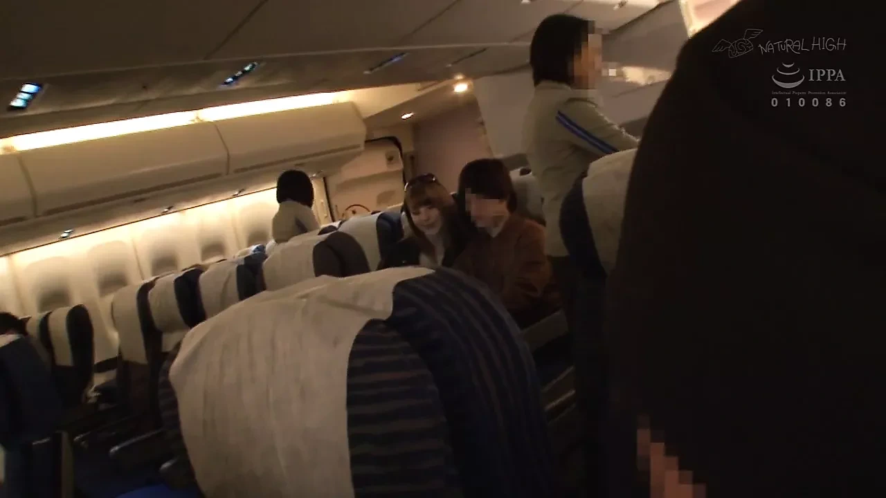 金发妻子与皮夹克戴绿帽子丈夫