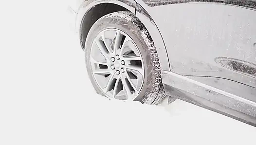 Помоги, моя машина застряла в снегу.