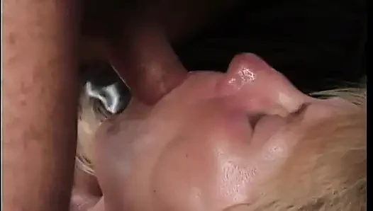 Bıyıklı adam olgun sarışın komşusunu bir bardak çay içmeye davet ediyor