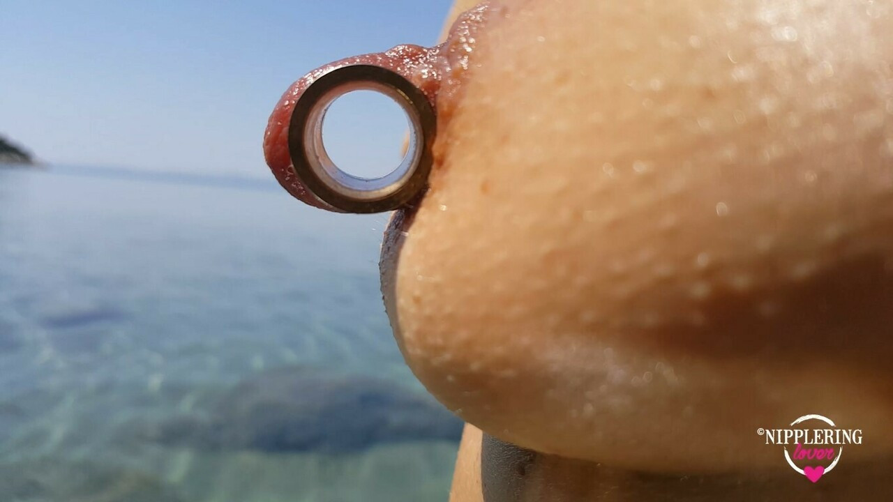 Bradavice - napaljena milfa piša na nudističkoj plaži, probušena pička, široko otvorene, ogromne bradavice sa probušenim bradavicama