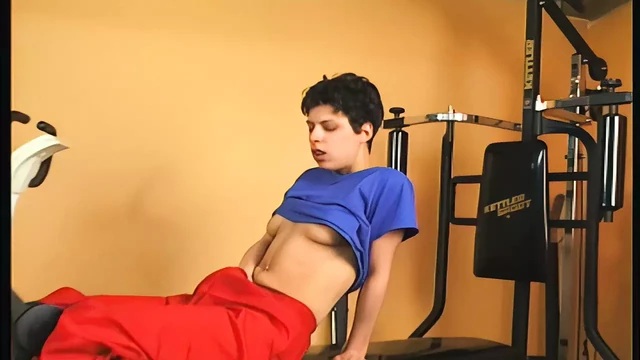 junge brunette wird beim sport geil und besorgt es sich selbst