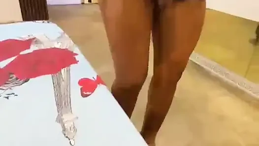 Aku nyepong kontol bosku dan dia ngentot pantatku habis-habisan