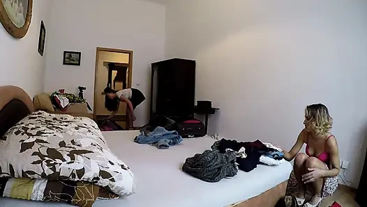 Kamera pengasuh amatir di ruang ganti cewek menangkap tanpa celana dalam