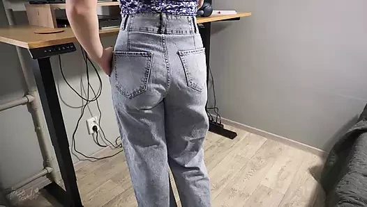Milf-sekretärin in high taille, jeans neckt ihren schönen hintern