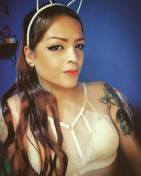 Nicole se igra sa svojim dupetom i eksplodira sperma