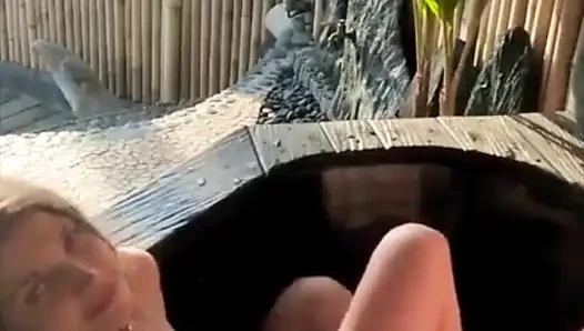 Fick junges paar veranda im freien